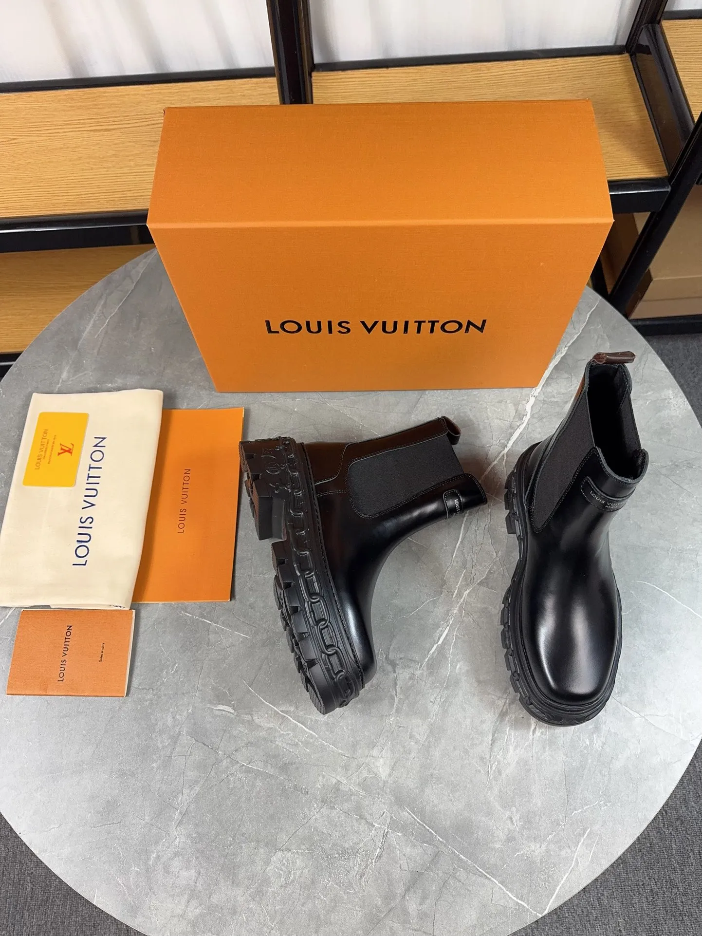 Men's shoes 💰700💰Ladies model Louis vuitton new short boots; beautiful lines and no bloat, original first-layer cowhide combined with high mercerized frosted cowhide, thin strap motorcycle boots are easy to put on and take off, without contrast (to isolate the cold winter) ❶ Upper: original open edge beaded cowhide ❷ Inner: cowhide ❸ Foot pads: cowhide leather ❹ Outsole: original wear-resistant and non-slip raw rubber sole ❺Sole height: 6cn ❻Packaging: Original LV special box ❼Number: 34-41 (34/41 customization is not returnable) Boot height 6 inches ☀Color: (black military green)